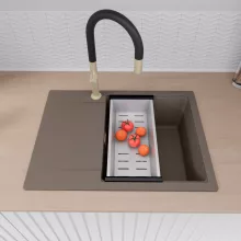 HD Onyx Tortora 68-XL egymedencés mosogatótálca szett, acél csepegtetőráccsal és kosárral, csepegtetőtálcával, tortora színben, szálcsiszolt arany leeresztő szifonnal