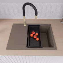 HD Onyx Tortora 68-XL egymedencés gránit mosogatótálca szett, csepegtetőtálcával, vágódeszkával, matt fekete csepegtetőráccsal és kosárral, tortora színben, szálcsiszolt arany leeresztő szifonnal