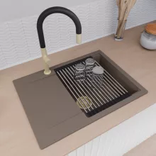 HD Onyx Tortora 68-XL egymedencés gránit mosogatótálca szett, csepegtetőtálcával, vágódeszkával, acél csepegtetőráccsal és matt fekete kosárral, tortora színben, szálcsiszolt arany leeresztő szifonnal