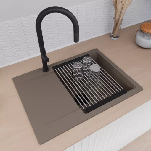 HD Onyx Tortora 68-XL egymedencés mosogatótálca szett, acél csepegtetőráccsal és matt fekete kosárral, csepegtetőtálcával, tortora színben, matt fekete leeresztő szifonnal