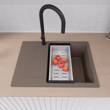 HD Onyx Tortora 68-XL egymedencés gránit mosogatótálca szett, csepegtetőtálcával, vágódeszkával, acél csepegtetőkosárral, tortora színben, matt fekete leeresztő szifonnal
