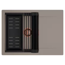 HD Onyx Tortora 68-XL egymedencés mosogatótálca szett, matt fekete csepegtetőráccsal és kosárral, csepegtetőtálcával, tortora színben, szálcsiszolt réz leeresztő szifonnal