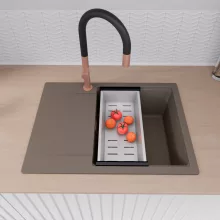 HD Onyx Tortora 68-XL egymedencés mosogatótálca szett, matt fekete csepegtetőráccsal és krómozott kosárral, csepegtetőtálcával, tortora színben, szálcsiszolt réz leeresztő szifonnal