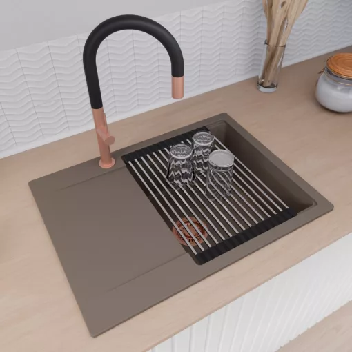 HD Onyx Tortora 68-XL egymedencés gránit mosogatótálca szett, csepegtetőtálcával, vágódeszkával, acél csepegtetőráccsal és matt fekete kosárral, tortora színben, szálcsiszolt réz leeresztő szifonnal