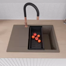 HD Onyx Tortora 68-XL egymedencés gránit mosogatótálca szett, csepegtetőtálcával, vágódeszkával, acél csepegtetőráccsal és matt fekete kosárral, tortora színben, szálcsiszolt réz leeresztő szifonnal