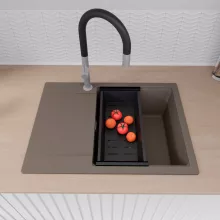 HD Onyx Tortora 68-XL egymedencés gránit mosogatótálca szett, csepegtetőtálcával, vágódeszkával, acél csepegtetőráccsal és matt fekete kosárral, tortora színben