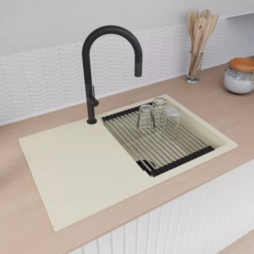 HD Onyx White 78 egymedencés gránit mosogatótálca szett, vágódeszkával, csepegtetőtálcával, vágódeszkával, acél csepegtetőráccsal és matt fekete kosárral, tört fehér színben, matt fekete leeresztő szifonnal