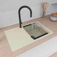 HD Onyx White 78 egymedencés gránit mosogatótálca szett, vágódeszkával, csepegtetőtálcával, vágódeszkával, acél csepegtetőráccsal és kosárral, tört fehér színben, matt fekete leeresztő szifonnal