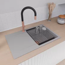 HD Onyx Grey 78 egymedencés gránit mosogatótálca szett, csepegtetőtálcával, vágódeszkával, acél csepegtetőráccsal és matt fekete kosárral, alpesi szürke színben, szálcsiszolt réz leeresztő szifonnal