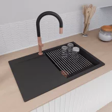 HD Onyx Black 78 egymedencés mosogatótálca szett, acél csepegtetőráccsal és matt fekete kosárral, csepegtetőtálcával, matt fekete színben, szálcsiszolt réz leeresztő szifonnal