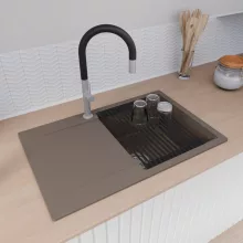 HD Onyx Tortora 78 egymedencés mosogatótálca szett, matt fekete csepegtetőráccsal és kosárral, csepegtetőtálcával, tortora színben, szálcsiszolt króm leeresztő szifonnal