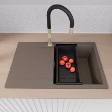 HD Onyx Tortora 78 egymedencés gránit mosogatótálca szett, csepegtetőtálcával, vágódeszkával, matt fekete csepegtetőráccsal és kosárral, tortora színben, szálcsiszolt arany leeresztő szifonnal