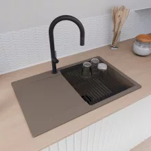 HD Onyx Tortora 78 egymedencés gránit mosogatótálca szett, csepegtetőtálcával, vágódeszkával, matt fekete csepegtetőráccsal, tortora színben, matt fekete leeresztő szifonnal