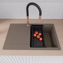 HD Onyx Tortora 78 egymedencés gránit mosogatótálca szett, csepegtetőtálcával, vágódeszkával, matt fekete csepegtetőráccsal és kosárral, tortora színben, szálcsiszolt réz leeresztő szifonnal