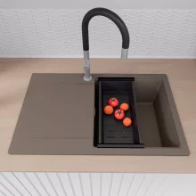 HD Onyx Tortora 78 egymedencés mosogatótálca szett, acél csepegtetőráccsal és matt fekete kosárral, csepegtetőtálcával, tortora színben