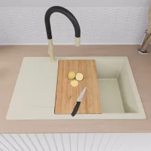 HD Onyx White 78-XL egymedencés mosogatótálca szett, vágódeszkával, acél csepegtetőráccsal és kosárral, csepegtetőtálcával, tört fehér színben, szálcsiszolt arany leeresztő szifonnal