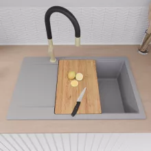 HD Onyx Grey 78-XL egymedencés gránit mosogatótálca szett, csepegtetőtálcával, vágódeszkával, matt fekete csepegtetőráccsal, alpesi szürke színben, szálcsiszolt arany leeresztő szifonnal
