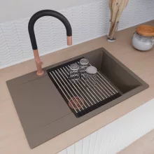 HD Onyx Tortora 78-XL egymedencés mosogatótálca szett, acél csepegtetőráccsal és kosárral, csepegtetőtálcával, tortora színben, szálcsiszolt réz leeresztő szifonnal