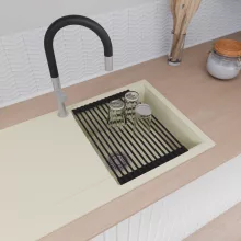 HD Onyx White 86 egymedencés gránit mosogatótálca szett, vágódeszkával, csepegtetőtálcával, vágódeszkával, matt fekete csepegtetőráccsal, tört fehér színben, szálcsiszolt króm leeresztő szifonnal