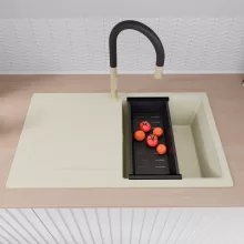 HD Onyx White 86 egymedencés mosogatótálca szett, acél csepegtetőráccsal és matt fekete kosárral, csepegtetőtálcával, tört fehér színben, szálcsiszolt arany leeresztő szifonnal