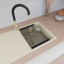 HD Onyx White 86 egymedencés gránit mosogatótálca szett, vágódeszkával, csepegtetőtálcával, vágódeszkával, matt fekete csepegtetőráccsal és krómozott kosárral, tört fehér színben, szálcsiszolt arany leeresztő szifonnal