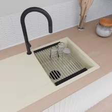 HD Onyx White 86 egymedencés mosogatótálca szett, acél csepegtetőráccsal és matt fekete kosárral, csepegtetőtálcával, tört fehér színben, matt fekete leeresztő szifonnal