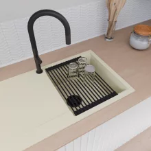 HD Onyx White 86 egymedencés gránit mosogatótálca szett, vágódeszkával, csepegtetőtálcával, vágódeszkával, matt fekete csepegtetőráccsal és kosárral, tört fehér színben, matt fekete leeresztő szifonnal