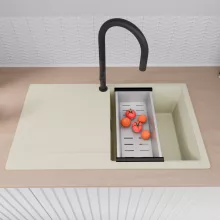 HD Onyx White 86 egymedencés gránit mosogatótálca szett, vágódeszkával, csepegtetőtálcával, vágódeszkával, acél csepegtetőráccsal és kosárral, tört fehér színben, matt fekete leeresztő szifonnal