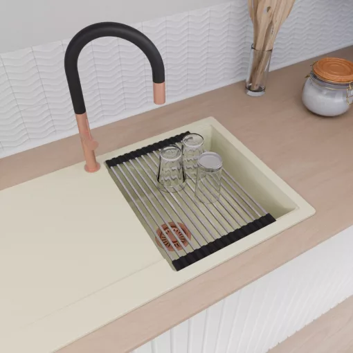 HD Onyx White 86 egymedencés mosogatótálca szett, acél csepegtetőráccsal és matt fekete kosárral, csepegtetőtálcával, tört fehér színben, szálcsiszolt réz leeresztő szifonnal