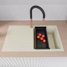 HD Onyx White 86 egymedencés gránit mosogatótálca szett, vágódeszkával, csepegtetőtálcával, vágódeszkával, matt fekete csepegtetőkosárral, tört fehér színben, szálcsiszolt réz leeresztő szifonnal