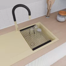 HD Onyx Beige 86 egymedencés gránit mosogatótálca szett, csepegtetőtálcával, vágódeszkával, acél csepegtetőráccsal és matt fekete kosárral, soft bézs színben, szálcsiszolt arany leeresztő szifonnal