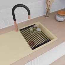 HD Onyx Beige 86 egymedencés gránit mosogatótálca szett, csepegtetőtálcával, vágódeszkával, matt fekete csepegtetőráccsal, soft bézs színben, szálcsiszolt réz leeresztő szifonnal