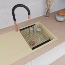 HD Onyx Beige 86 egymedencés gránit mosogatótálca szett, csepegtetőtálcával, vágódeszkával, acél csepegtetőráccsal és kosárral, soft bézs színben, szálcsiszolt réz leeresztő szifonnal