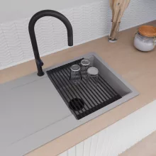 HD Onyx Grey 86 egymedencés gránit mosogatótálca szett, csepegtetőtálcával, vágódeszkával, matt fekete csepegtetőráccsal és krómozott kosárral, alpesi szürke színben, matt fekete leeresztő szifonnal