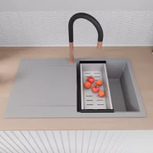 HD Onyx Grey 86 egymedencés gránit mosogatótálca szett, csepegtetőtálcával, vágódeszkával, matt fekete csepegtetőráccsal és krómozott kosárral, alpesi szürke színben, szálcsiszolt réz leeresztő szifonnal