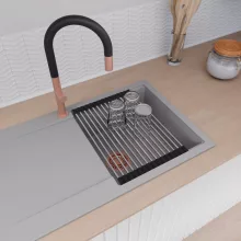 HD Onyx Grey 86 egymedencés gránit mosogatótálca szett, csepegtetőtálcával, vágódeszkával, acél csepegtetőráccsal és kosárral, alpesi szürke színben, szálcsiszolt réz leeresztő szifonnal