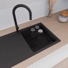 HD Onyx Black 86 egymedencés gránit mosogatótálca szett, csepegtetőtálcával, vágódeszkával, matt fekete csepegtetőráccsal és kosárral, matt fekete színben, matt fekete leeresztő szifonnal