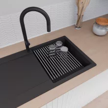 HD Onyx Black 86 egymedencés mosogatótálca szett, acél csepegtetőráccsal, csepegtetőtálcával, matt fekete színben, matt fekete leeresztő szifonnal