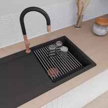 HD Onyx Black 86 egymedencés gránit mosogatótálca szett, csepegtetőtálcával, vágódeszkával, acél csepegtetőráccsal és matt fekete kosárral, matt fekete színben, szálcsiszolt réz leeresztő szifonnal