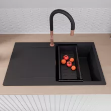 HD Onyx Black 86 egymedencés gránit mosogatótálca szett, csepegtetőtálcával, vágódeszkával, acél csepegtetőráccsal és matt fekete kosárral, matt fekete színben, szálcsiszolt réz leeresztő szifonnal