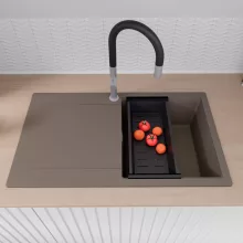 HD Onyx Tortora 86 egymedencés gránit mosogatótálca szett, csepegtetőtálcával, vágódeszkával, acél csepegtetőráccsal és matt fekete kosárral, tortora színben, szálcsiszolt króm leeresztő szifonnal