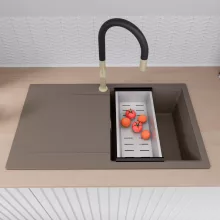 HD Onyx Tortora 86 egymedencés gránit mosogatótálca szett, csepegtetőtálcával, vágódeszkával, matt fekete csepegtetőráccsal és krómozott kosárral, tortora színben, szálcsiszolt arany leeresztő szifonnal