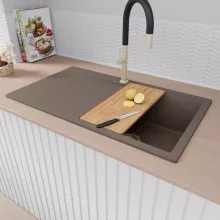 HD Onyx Tortora 86 egymedencés gránit mosogatótálca szett, csepegtetőtálcával, vágódeszkával, acél csepegtetőráccsal és matt fekete kosárral, tortora színben, szálcsiszolt arany leeresztő szifonnal