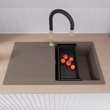 HD Onyx Tortora 86 egymedencés gránit mosogatótálca szett, csepegtetőtálcával, vágódeszkával, matt fekete csepegtetőkosárral, tortora színben, szálcsiszolt arany leeresztő szifonnal