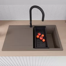 HD Onyx Tortora 86 egymedencés mosogatótálca szett, acél csepegtetőráccsal és matt fekete kosárral, csepegtetőtálcával, tortora színben, matt fekete leeresztő szifonnal