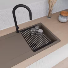 HD Onyx Tortora 86 egymedencés gránit mosogatótálca szett, csepegtetőtálcával, vágódeszkával, acél csepegtetőráccsal, tortora színben, matt fekete leeresztő szifonnal