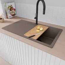 HD Onyx Tortora 86 egymedencés gránit mosogatótálca szett, csepegtetőtálcával, vágódeszkával, acél csepegtetőkosárral, tortora színben, matt fekete leeresztő szifonnal