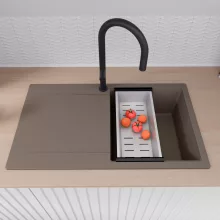 HD Onyx Tortora 86 egymedencés gránit mosogatótálca szett, csepegtetőtálcával, vágódeszkával, acél csepegtetőkosárral, tortora színben, matt fekete leeresztő szifonnal