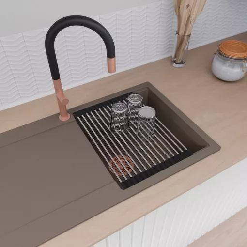 HD Onyx Tortora 86 egymedencés gránit mosogatótálca szett, csepegtetőtálcával, vágódeszkával, acél csepegtetőráccsal és matt fekete kosárral, tortora színben, szálcsiszolt réz leeresztő szifonnal