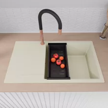 HD Onyx White 86-XL egymedencés mosogatótálca szett, vágódeszkával, matt fekete csepegtetőráccsal és kosárral, csepegtetőtálcával, tört fehér színben, szálcsiszolt réz leeresztő szifonnal